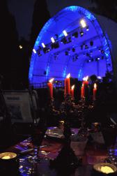Die Bühne im Kerzenschein